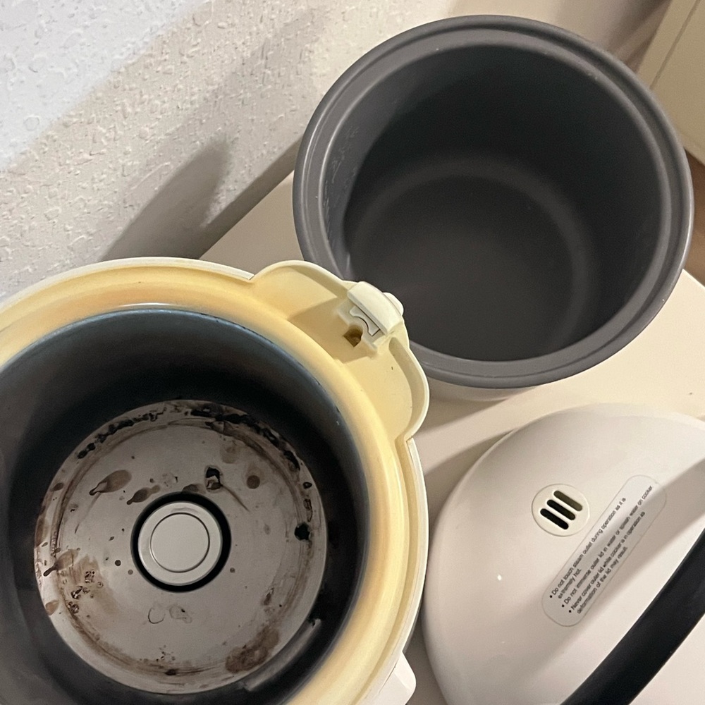 Sanyo Vintage White Rice Cooker - Picture 9 of 12